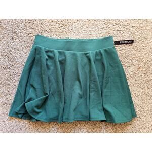 Lock & Love NWT Green Pleaated Skort L